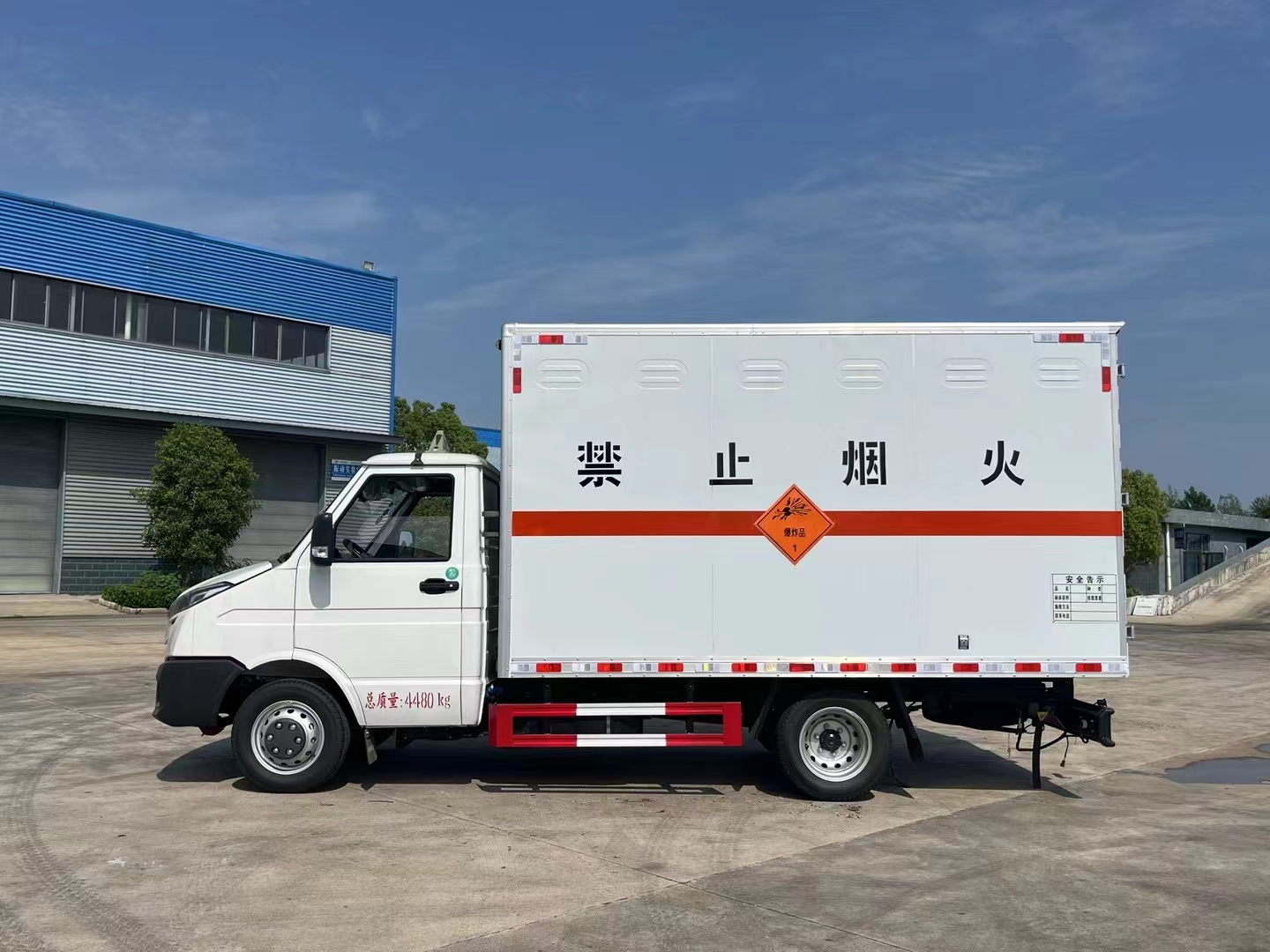 程力集团依维柯得意X45爆破器材运输车 实拍图