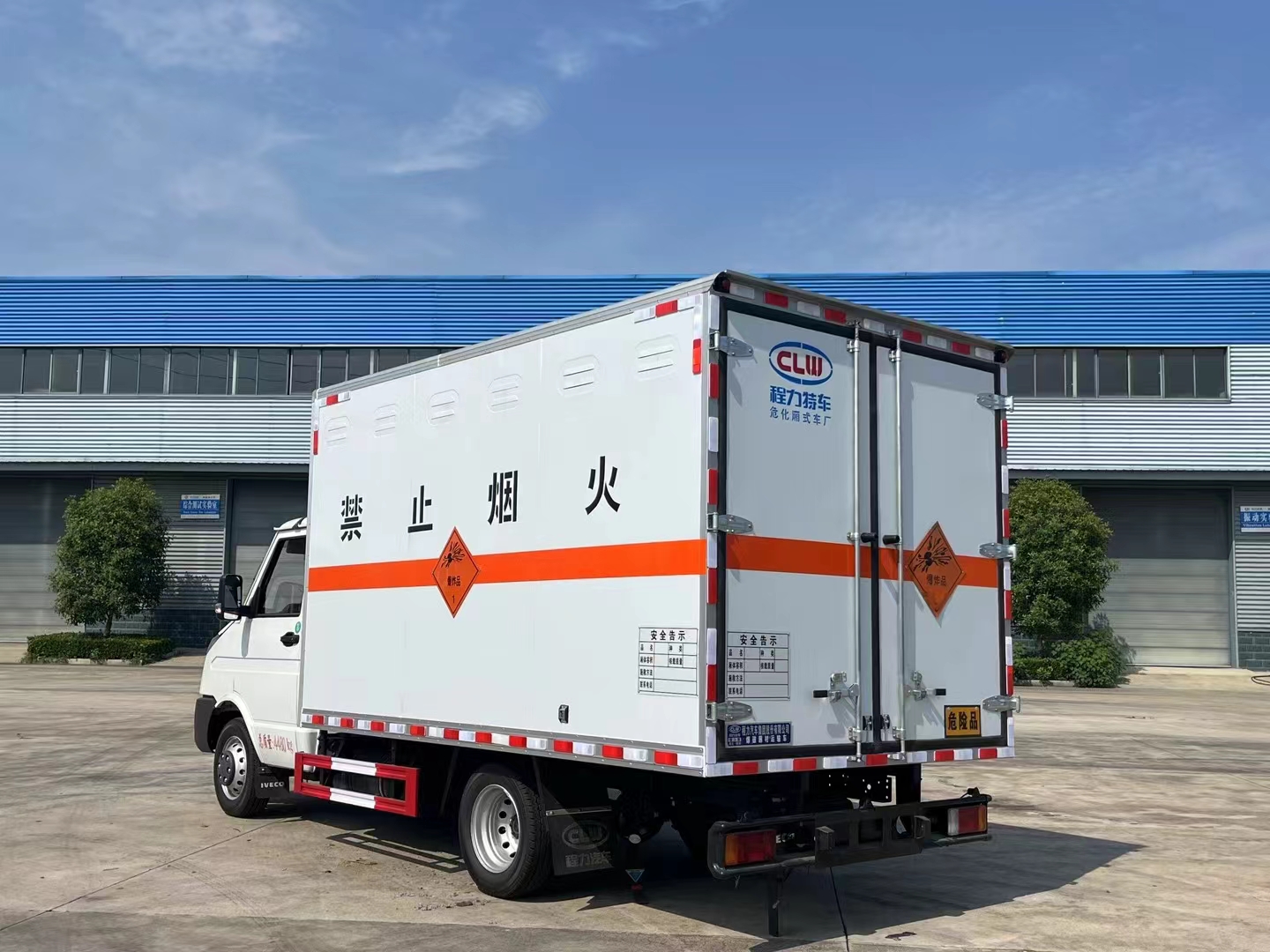 程力集团依维柯得意X45爆破器材运输车 实拍图